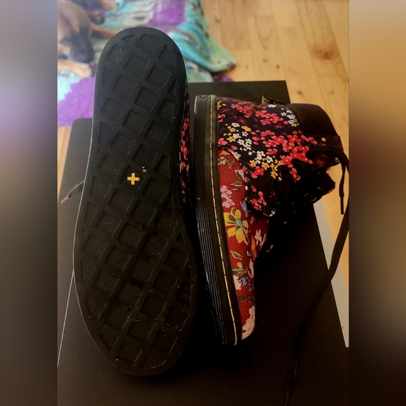 Dr. Marten's Airwaves Floral Boots, Size 9 - Picture 2 of 6